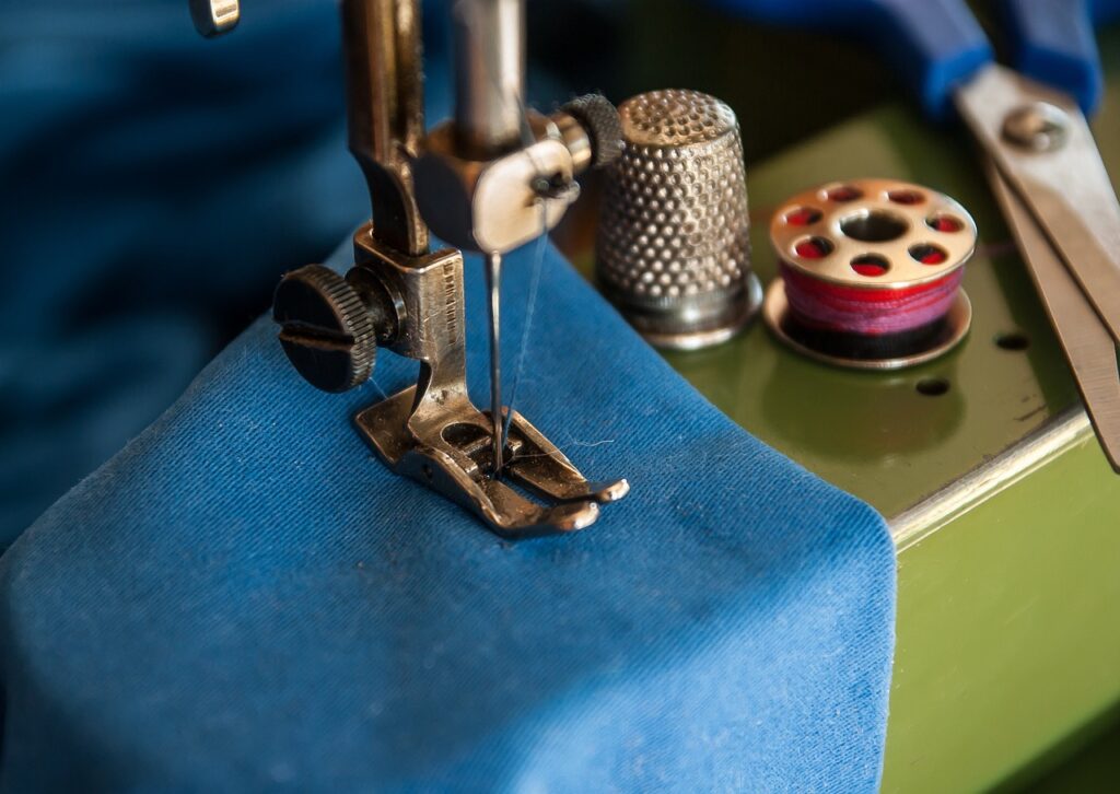 sewing machine 1369658 1280