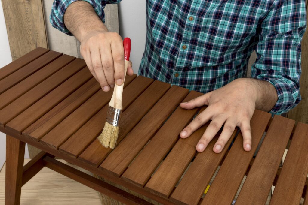 carpintero trabajando madera su taller