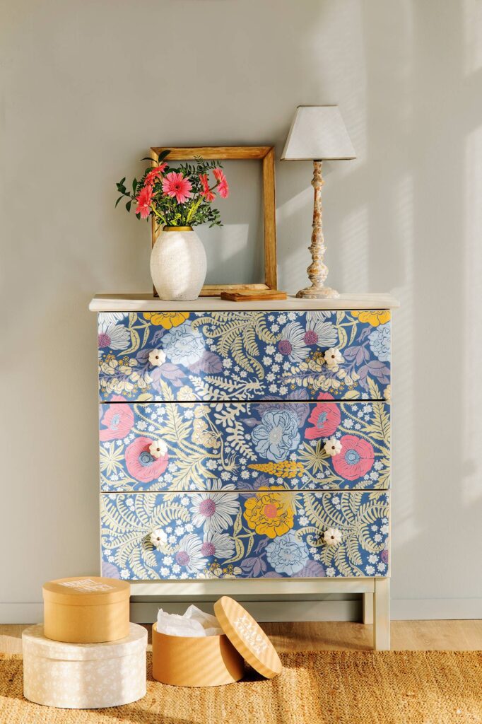 Personalizar Muebles con Papel Pintado y Telas