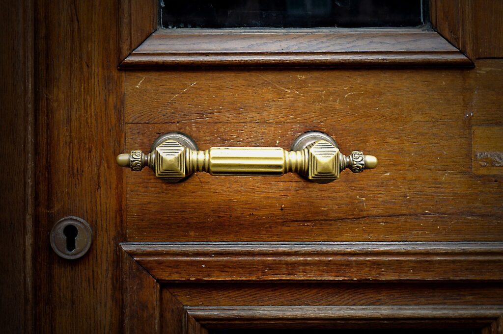 door knocker 1946675 1280