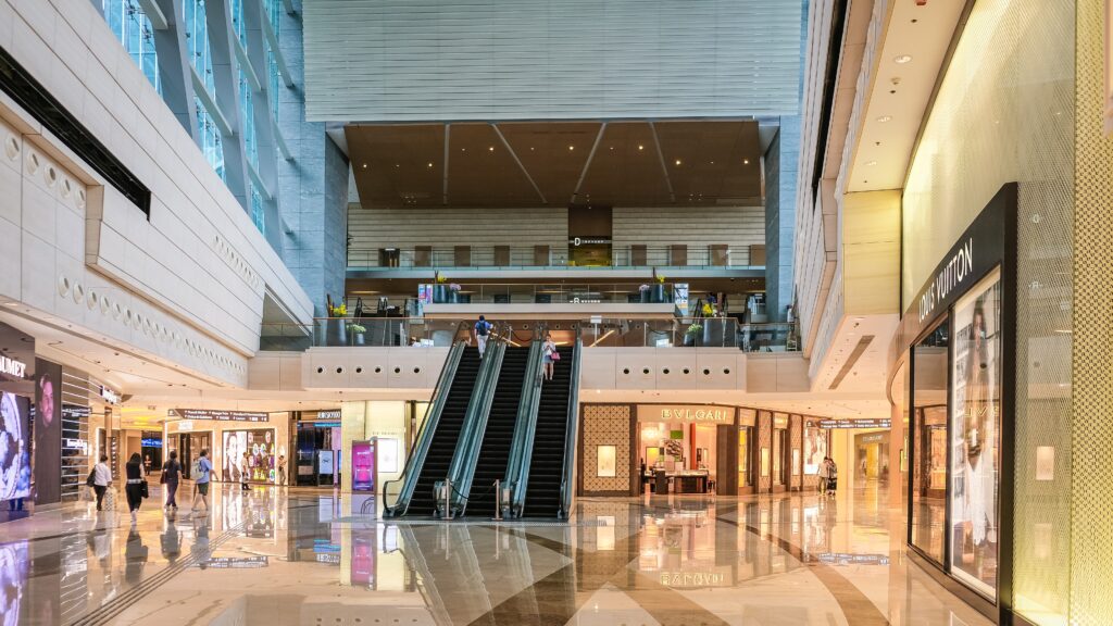 Diseño de pasillos y Corredores en Centros Comerciales: Flujo y Estética
