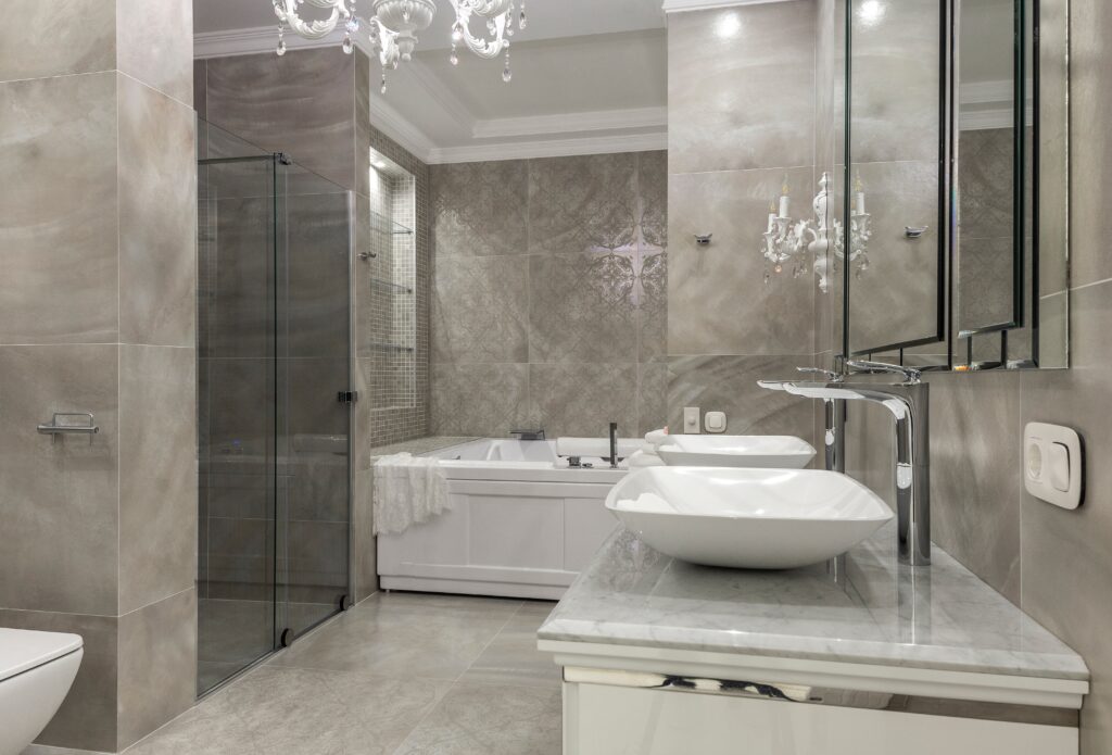 Elección de Revestimientos y Azulejos para Baños Elegantes