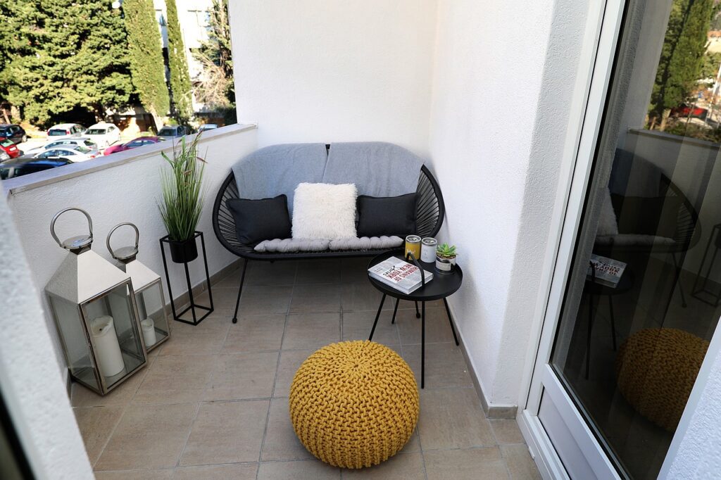 balcony 4990666 1280