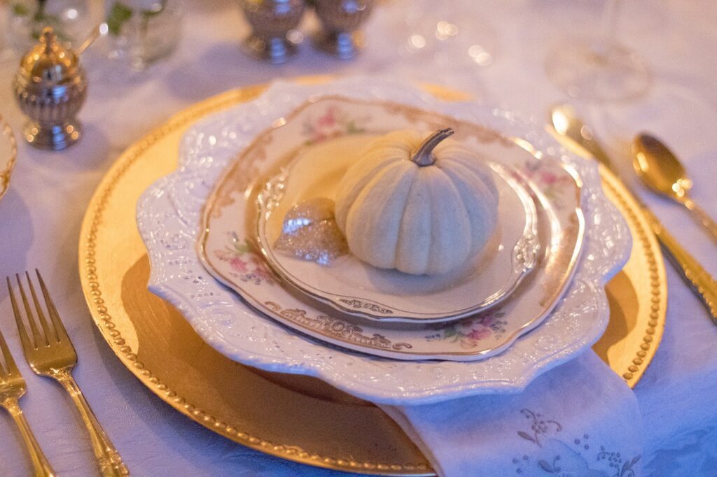 holiday table 1926938 1280
