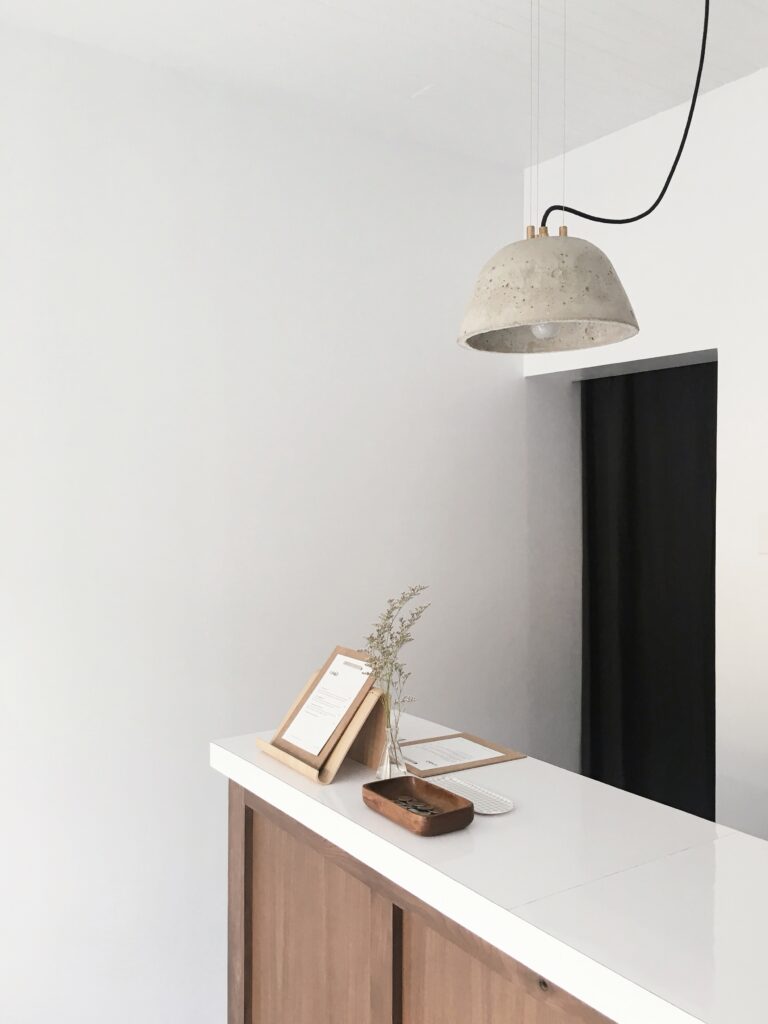 Diseño de Interiores Eco-Amigable: Enfoque en Acabados Sostenibles