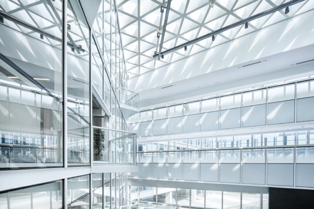 Vidrio: Transparencia y Luminosidad en la Decoración