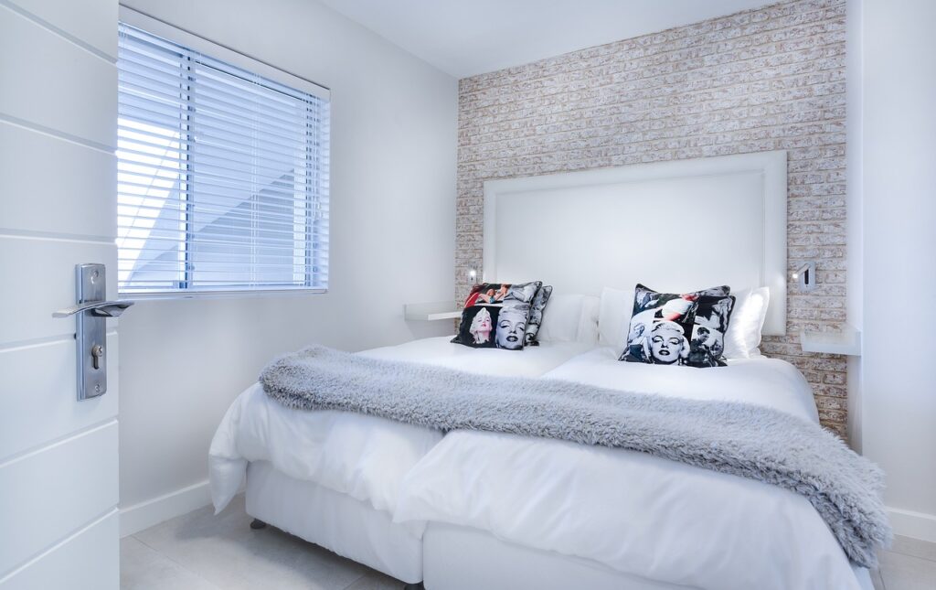 modern minimalist bedroom 3147893 1280