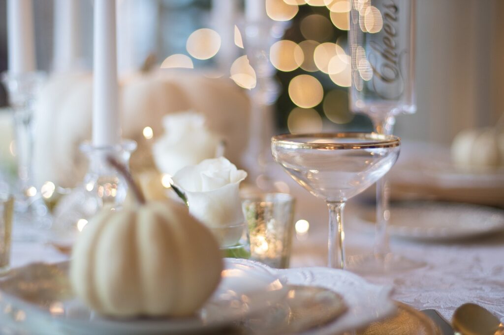 holiday table 1926946 1280