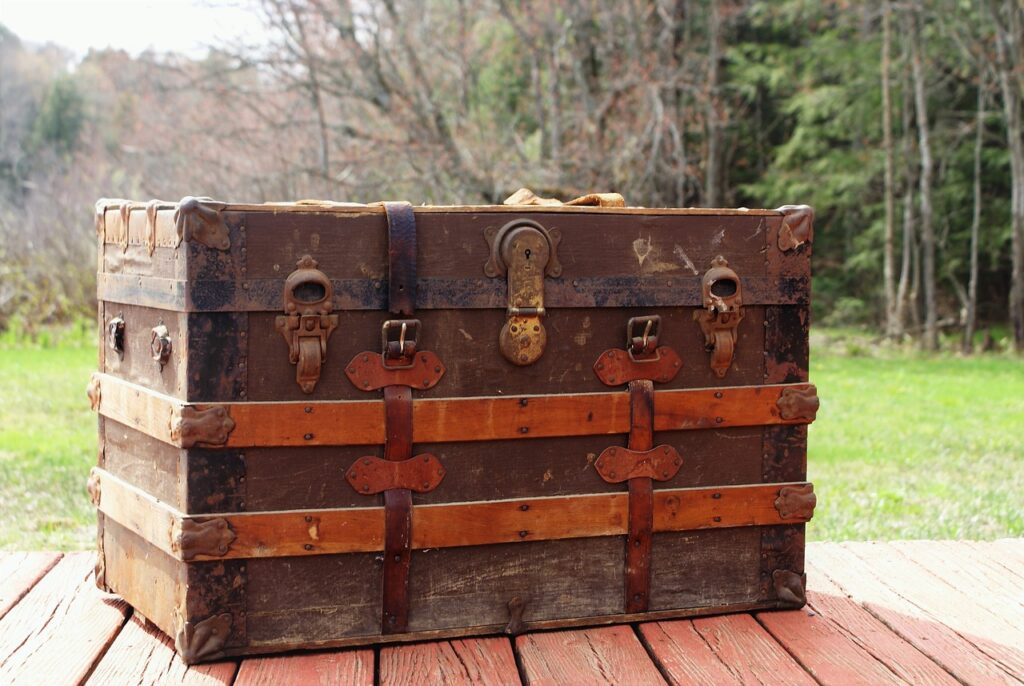 steamer trunk 3414018 1280