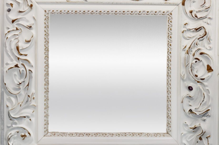 espejo de pared blanca con moldura