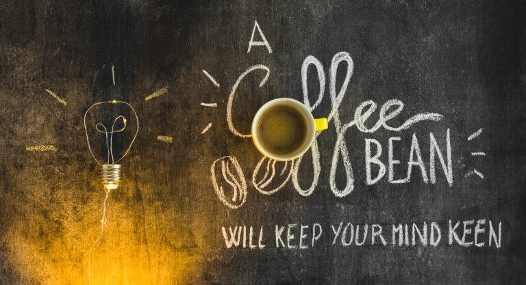 taza cafe sobre texto pizarra bombilla iluminada