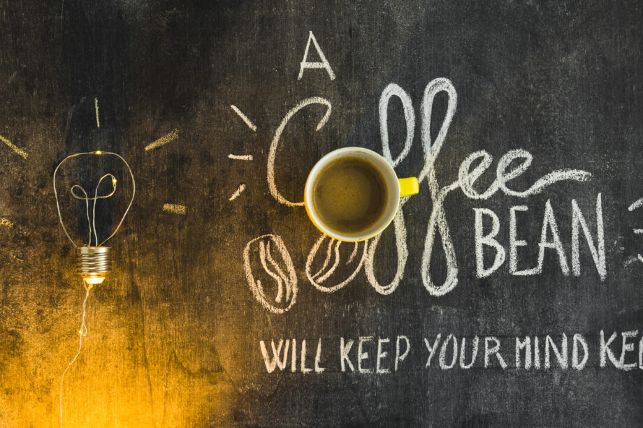 taza cafe sobre texto pizarra bombilla iluminada