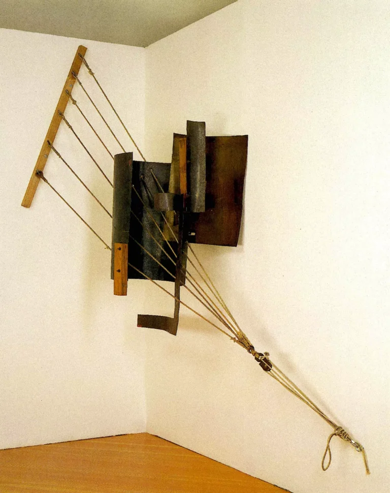 Vladimir-Tatlin-22Contra-relieve22-1915-1916.