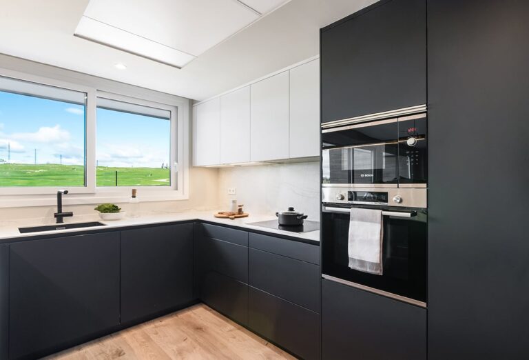 cocina con Armarios de Dos Tonos