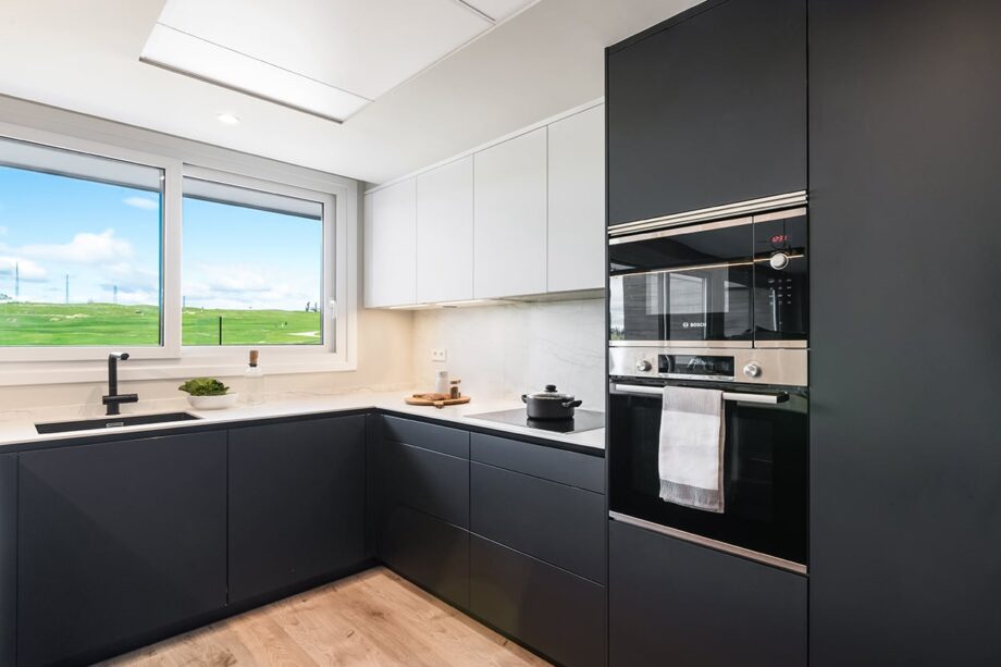 cocina con Armarios de Dos Tonos