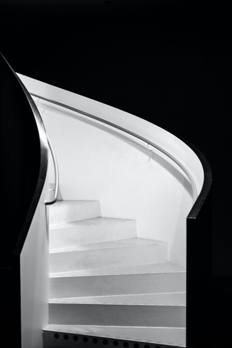 escaleras blanco y negro