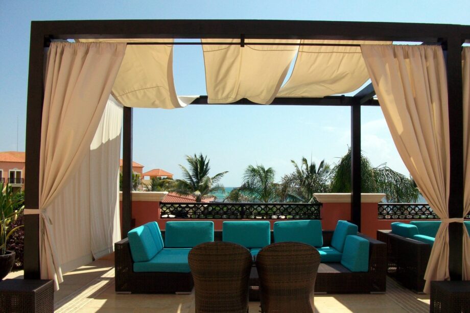 patio casa de playa con toldo y comedor