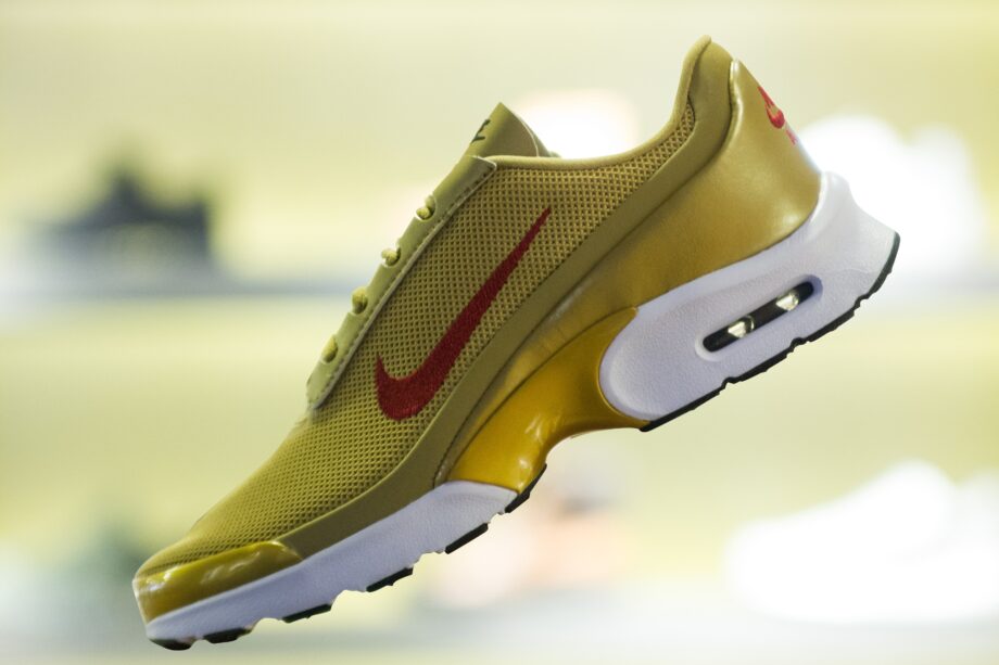 escaparate tienda nike, expositor